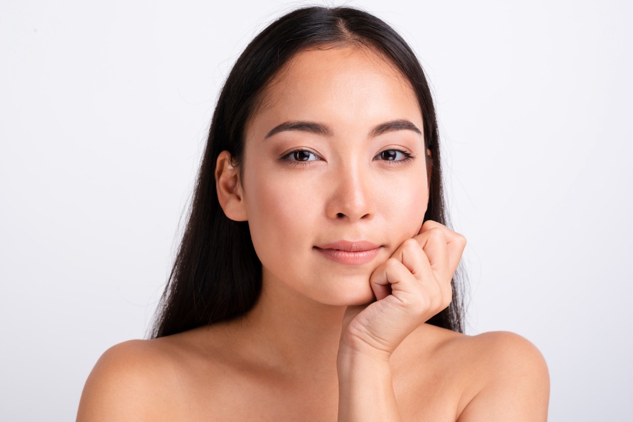 Woman with clear hydrated skin using anti-aging moisturizer for oily skin
